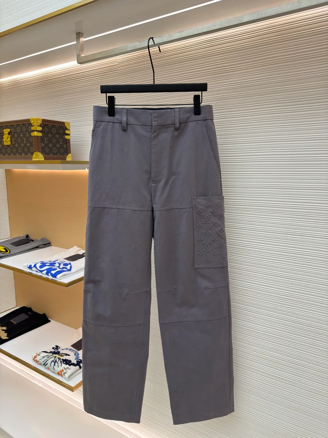 LOUIS VUITTON pocket embossed overalls ●Original version: Purchased and developed for 12300 ●Item number: 1682076-C30 ●Fabric: special twill fabric ●Technology: embossed production ●Color: gray ●Version: fitted version ●Weight: about 690 grams ●Size: 44-46-48-50 ●Description: Custom-made special twill 95% cotton 5 wool%, the fabric has a sheen and velvet feel, which is different from ordinary twill, a full set of hardware is made to order, and a four-piece set, custom-made four-leaf clover metal buckles, silicone pocket embossing is made from the mold, and manual pasting is extremely costly. Custom-made jacquard webbing at the waistband, trousers waistband, front and side pocket zippers, two different pullers, specific three-label wash. The overall wiring is straight and delicate, the fabric is comfortable and soft, and the color is consistent without color difference. It can be matched with the same style to create a fashionable look and control various occasions. Customized accessories, complete with three standards, same style for men and women!